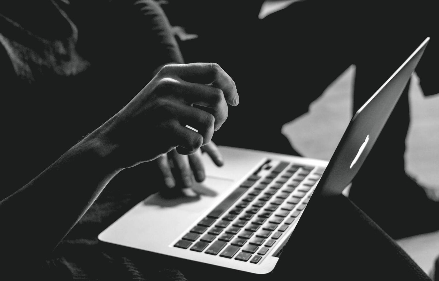 Pantalla de computadora mostrando software de análisis financiero con gráficos